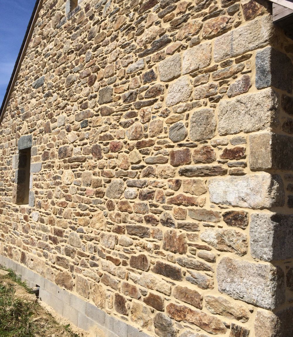 Restauration de mur en pierre sur une maison ancienne du Finistère Nord
