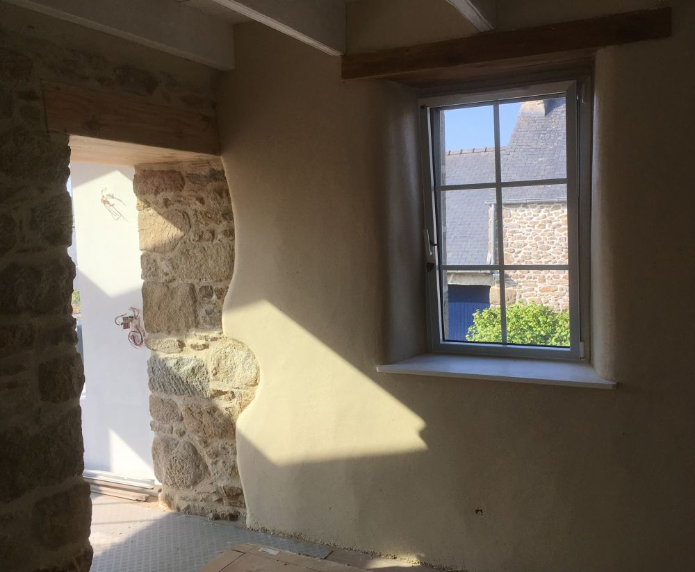 Application d'enduit à la chaux sur du bâti ancien intérieur dans le Finistère Nord Application d'enduit à la chaux sur du bâti ancien intérieur dans le Finistère Nord